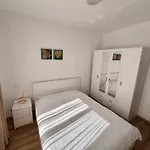 Lägenhet Bellagio - Cozy With Free Parking & Gym